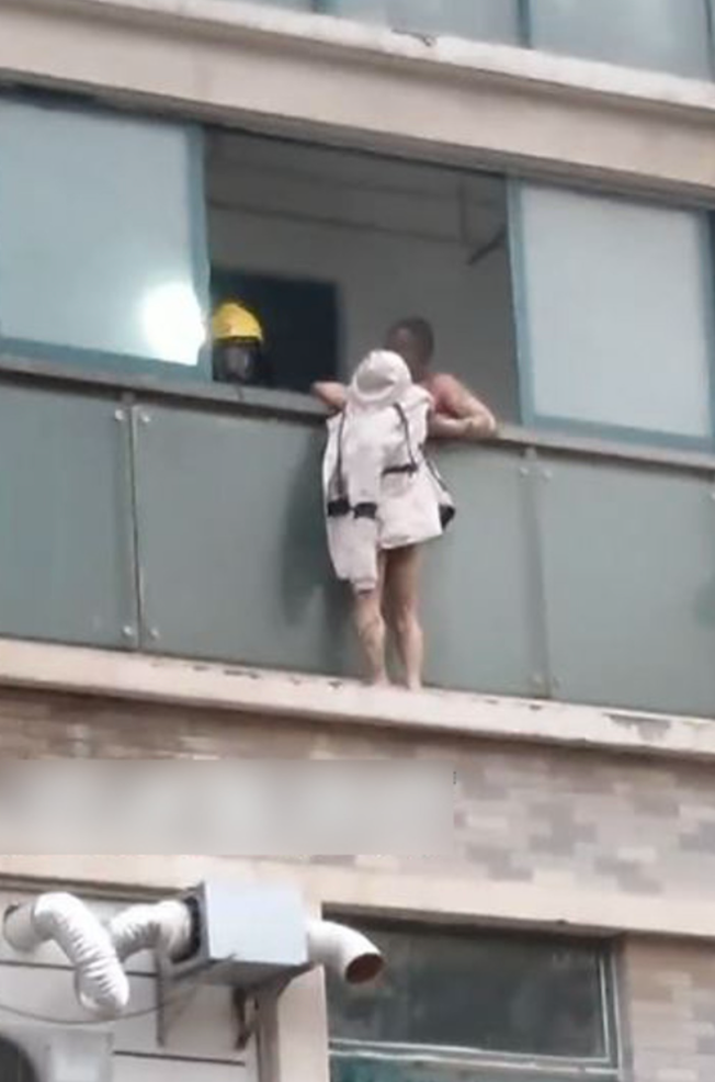 江蘇省南京市日前有一所住宅發生火警,一對夫妻卻「患難見真情」。