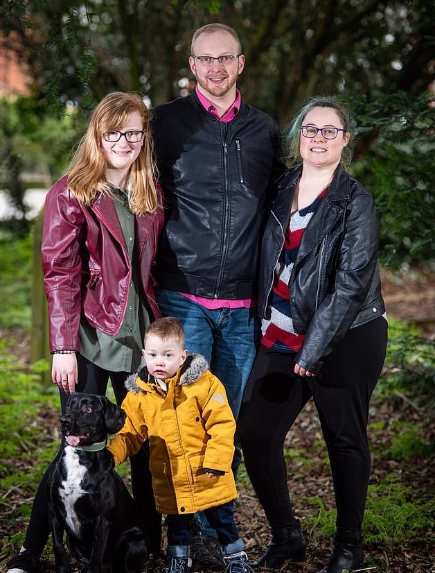 30歲的媽媽Megan愛上女同事，結果丈夫也喜歡上對方，三人展開有別於一般的三角戀。