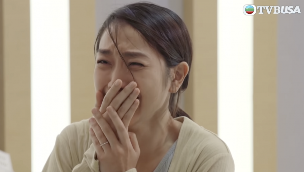 原來奶奶年輕時也曾因生下女兒崩潰痛哭，還認為女兒是賠錢貨。