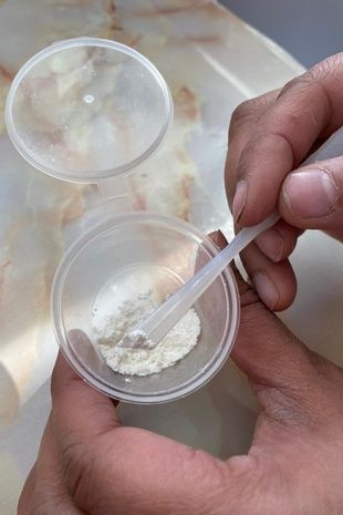 媽媽們只要提供30毫升的母乳,就能製作首飾。