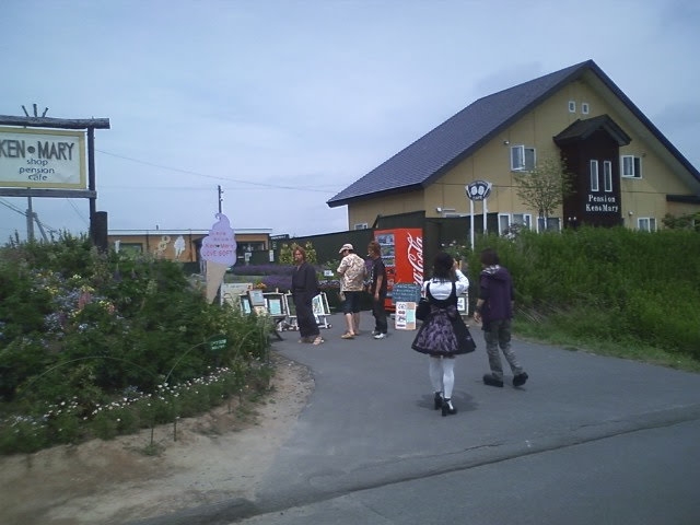 3人還曾和女方家人一起出遊。