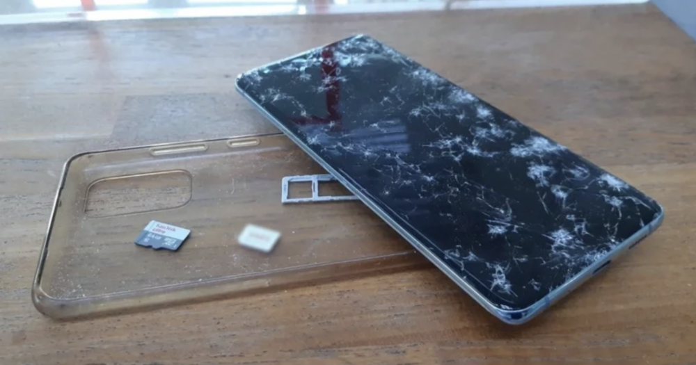 手機螢幕已經碎裂，無法觸屏。