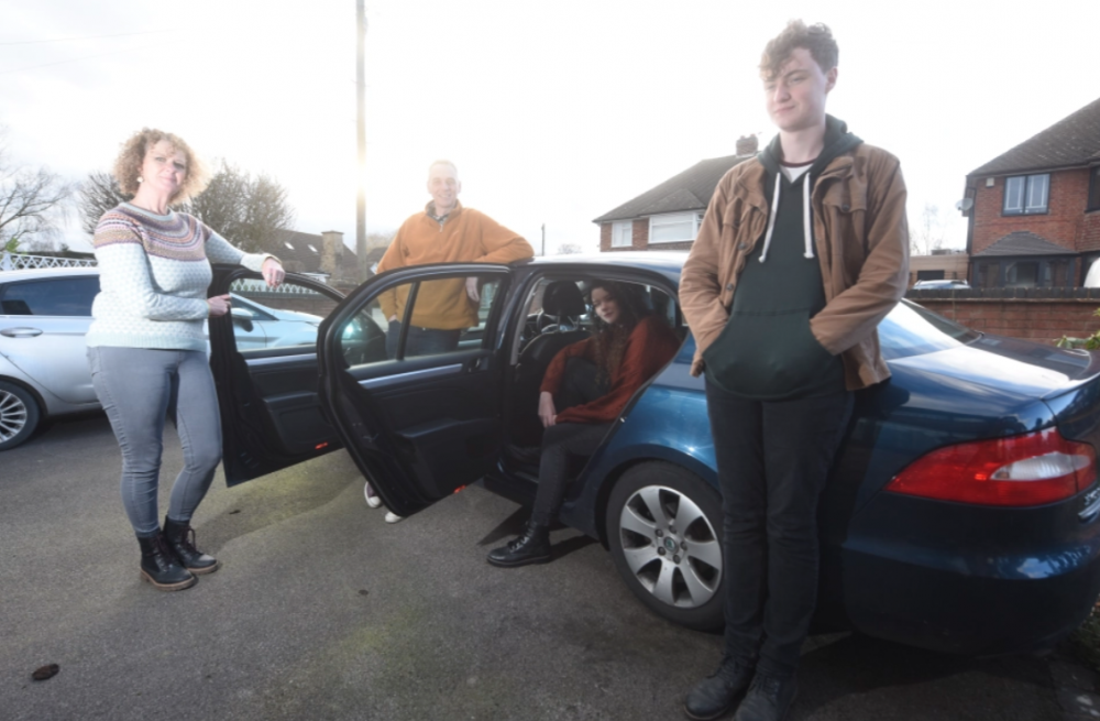 一家人因身高而總是收到一個抱怨，就是親友來訪時總會埋怨鏡子掛得太高以致無法使用。