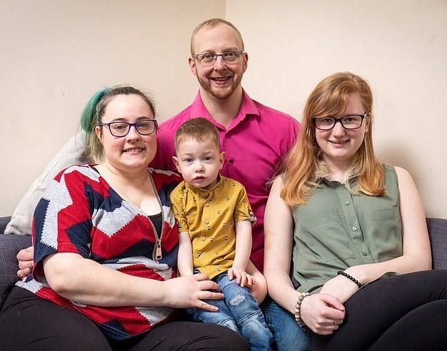 Louise間中還會到他們家中同住，甚至即將搬進夫婦家，正式組建三角家庭。