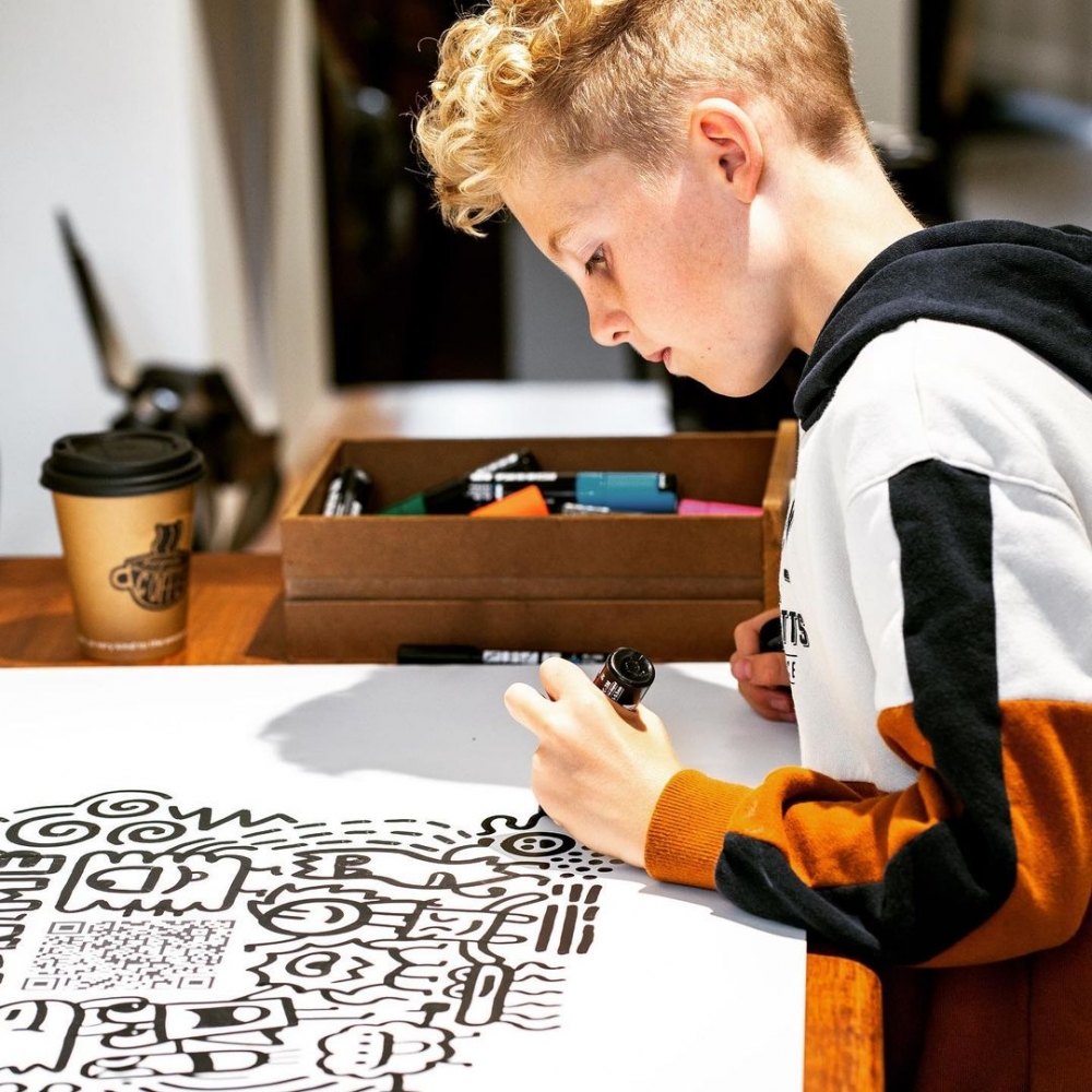 12歲的Joe Whale 是著名的插畫家「The Doodle Boy」,以黑白線條的創意卡通塗鴉聞名。