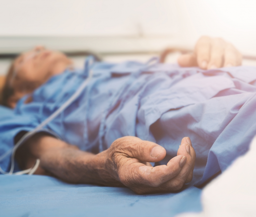 在2月頭，事主爺爺突然發高燒、嘔，家人立即召救護車送入急症室