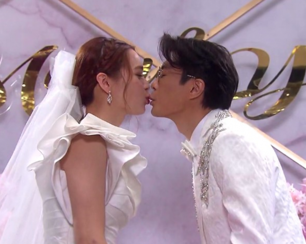 男友在一次家庭聚會中向事主求婚,感動的事主立即答應。