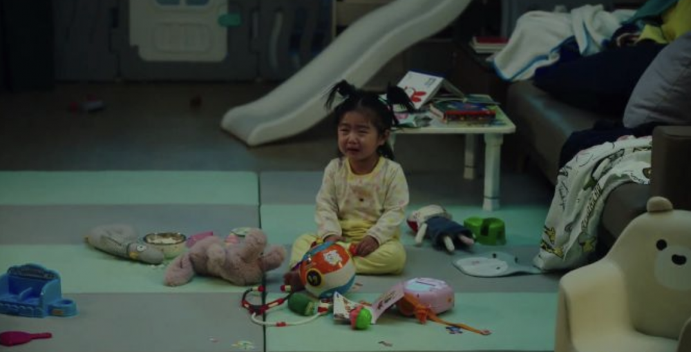 面對孩子哭鬧,相信很多人都會認為第一時間一定要先穩定孩子情緒。