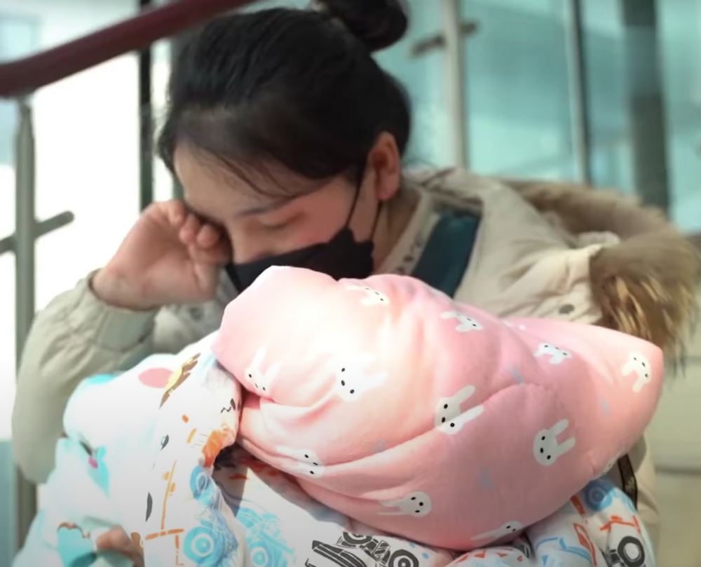 夫妻在絕望之下，終決定用抽籤選擇先救哪一個孩子。