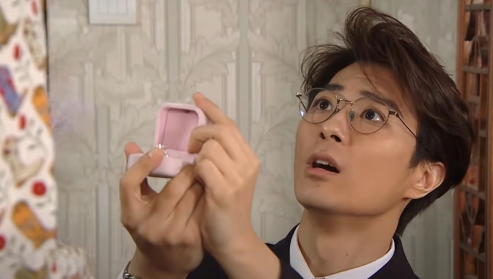 不過在5分鐘後,事主卻因為婚戒上的一個字而憤怒地反口。