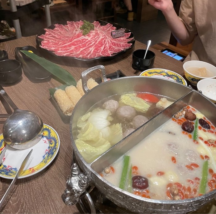 網民稱日前到火鍋店用餐，遇見怪獸家長。