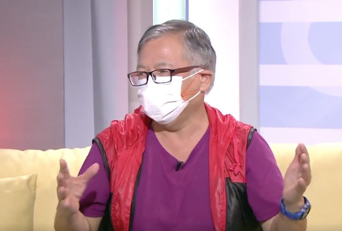 化學博士鄺士山（K Kwong）在開電視節目《全城抗疫講呢啲》，教大家平價DIY消毒噴劑。