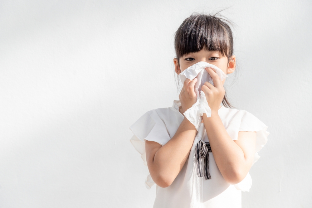 打噴嚏時可用紙巾或手肘阻擋飛沫傳播。