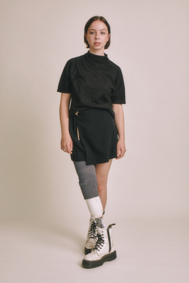 Iona的夢想是成為服裝設計師，專門為殘疾人士設計衣服。