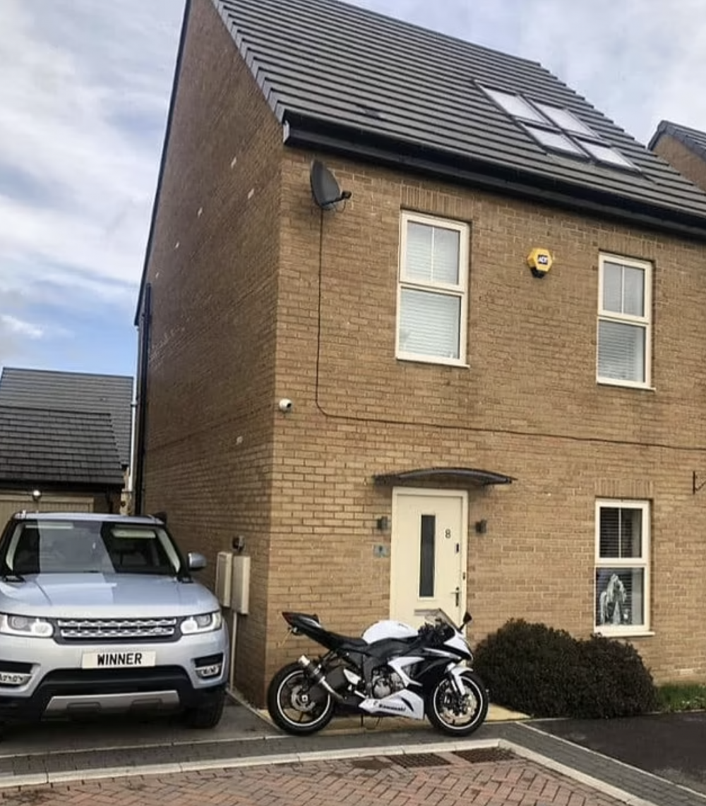 Ben和Claire成為幸運兒，得以從擁擠狹小的房子搬到夢寐以求的大屋。