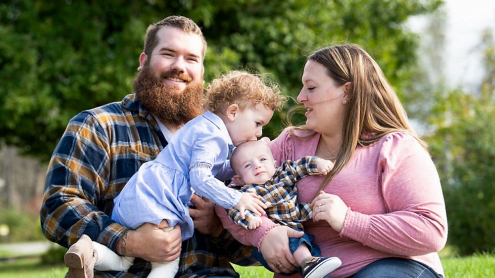 一家四口幸福地生活