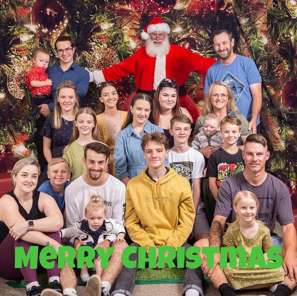 來自澳洲的婦人養育了16名孩子,組成超大家庭。