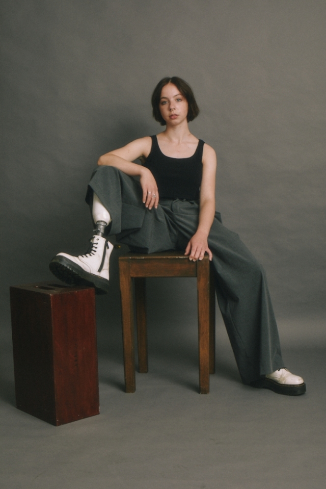 截肢少女簽約成為殘疾模特兒，成各大品牌新寵。