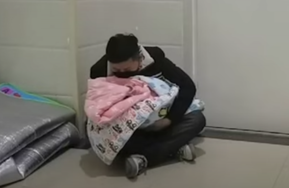 雙胞胎的醫藥費越滾越大，父母深知道自己已經無法再承擔。