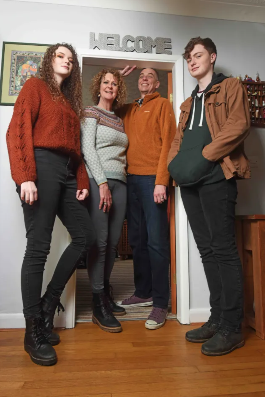 來自英國李斯特城的 Golesworthy 家庭，因過人的身高而對生活造成很多不便。