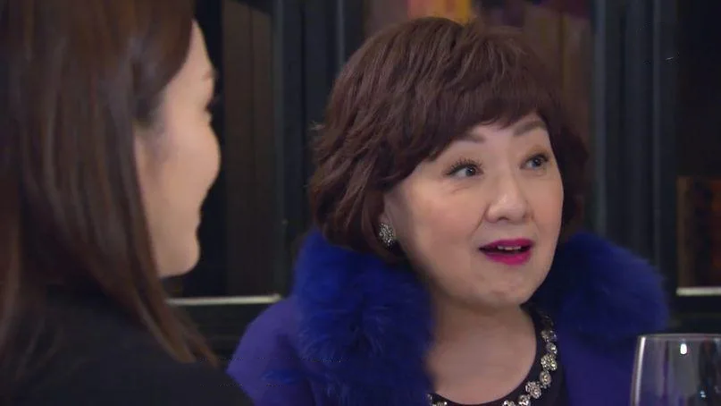 奶奶行徑誇張。