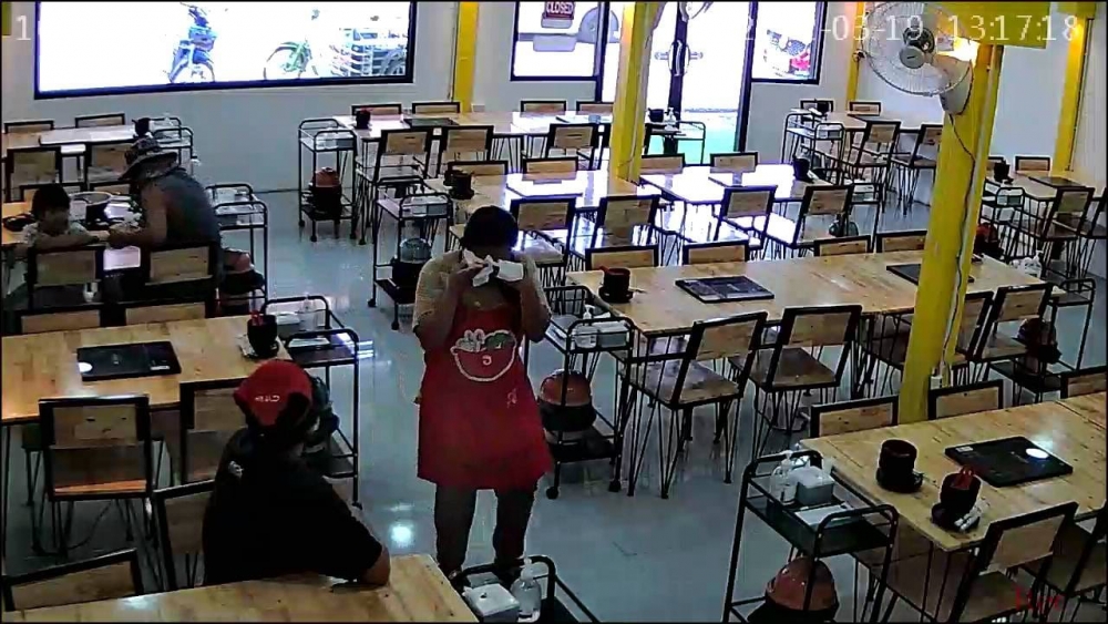 老闆娘後來跟這名父親聊天，得知當天原來是女孩生日。