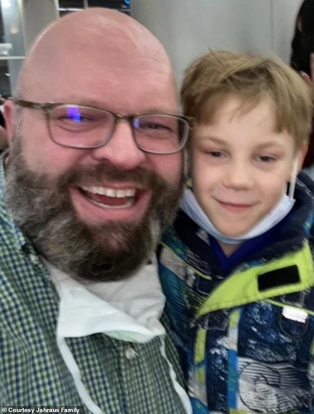 來自美國亚拉巴马州的 Christopher Jahraus 有意領養烏克蘭男童，沒想到被戰火打亂計劃。