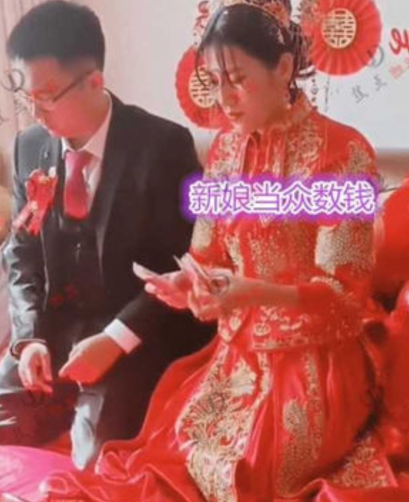 新娘當眾要求老爺奶奶即時給她人民幣9999元「改口費」，否則就不會改稱他們為「爸媽」。