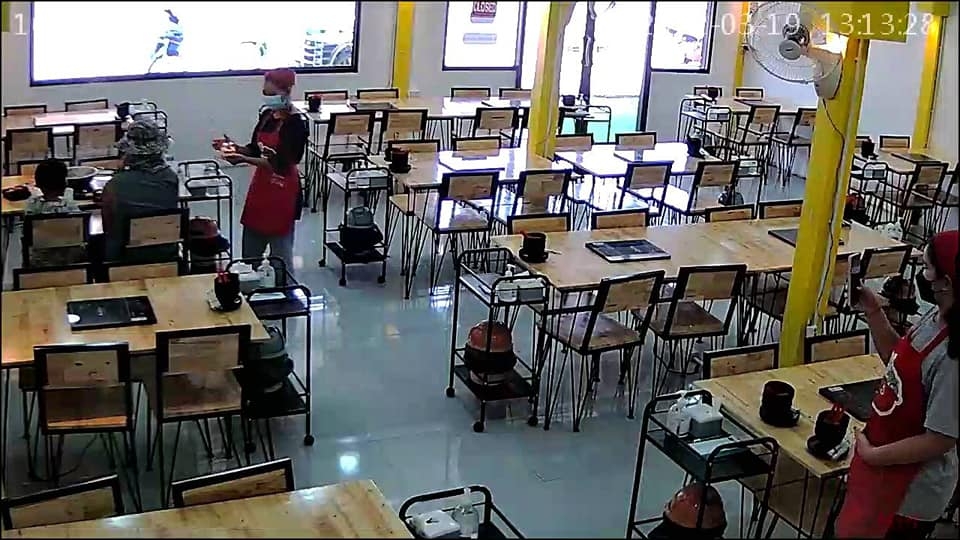 老闆娘偷偷請員工到附近的蛋糕店買小蛋糕，在父女倆快吃完的時候，點上蠟燭送給他們。