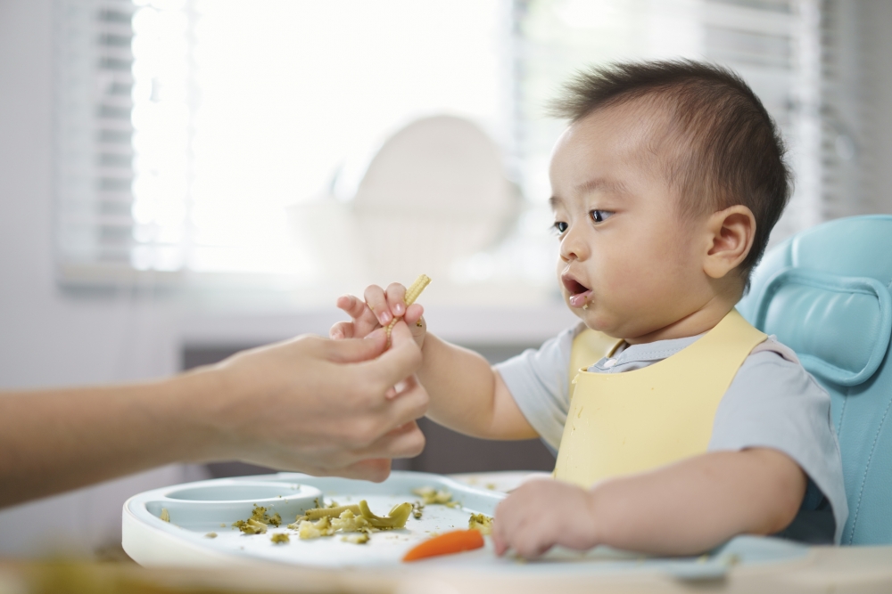 新抱抱怨奶奶屢勸不聽,偷餵食幾個月大嬰兒水果。