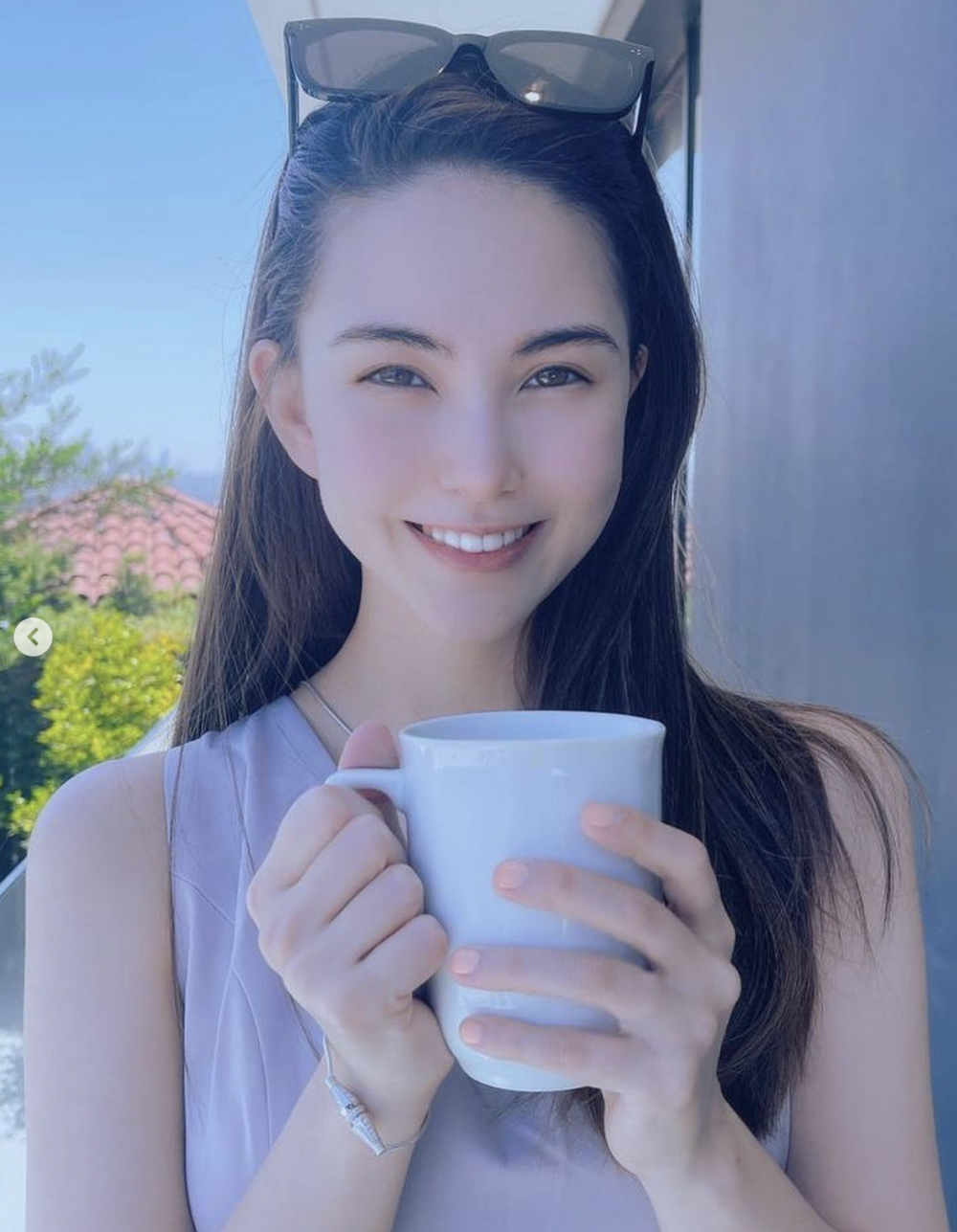 周杰倫在練習鋼琴時,妻子昆凌要他趕緊到Romeo的房間看看。