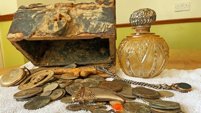 寶箱內有百多枚硬幣，戒指、鑰匙、懷錶、寶石，和一個刻有「Ernest」的銀火柴盒等，甚至還有一瓶香水。