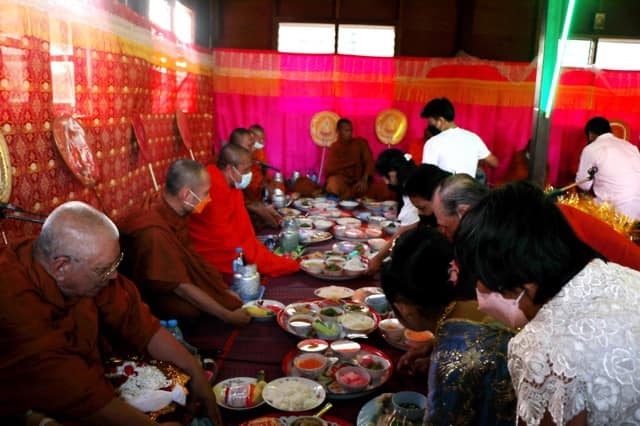 婚禮以泰國傳統婚禮流程進行，並邀請了9名佛教僧人到場誦經祝賀。