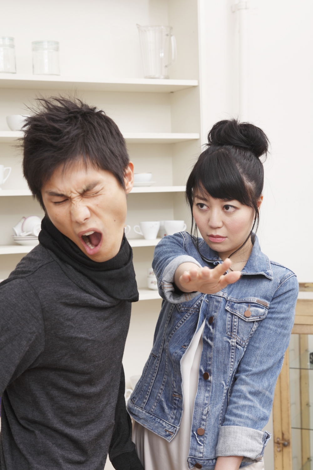 當她得知原來是弟弟不問自取後,隨即大發脾氣更怒摑對方。