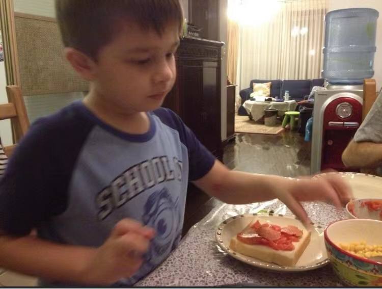 讓孩子一起參與做菜，可提起進食興趣。