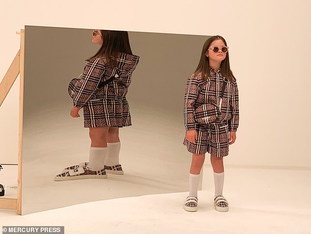 Roni成為了著名奢侈品牌Blurberry的童裝模特兒。