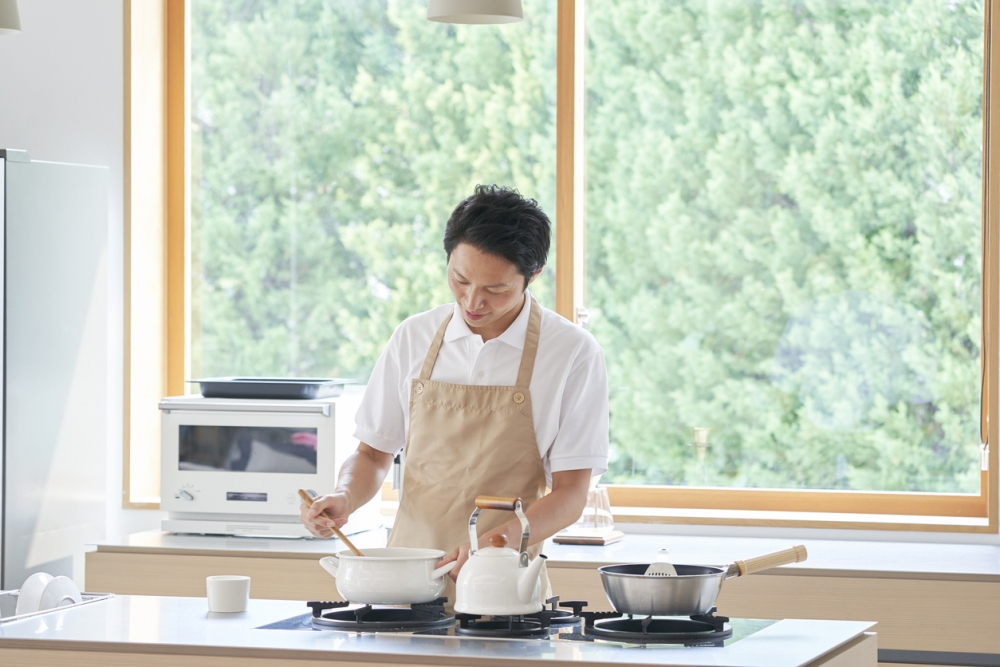 爸爸幫忙煮飯都被鬧。