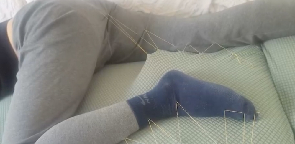 人妻將老公縫在梳化上。