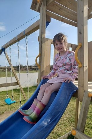 慈善機構幫助女孩搭建遊樂場，讓她重拾歡樂時光。