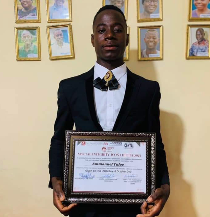 利比里亞一位19歲的窮困青年Emmanuel Tuloe有日在路邊執到一大筆錢,不過他並沒有私吞這筆意外橫財。
