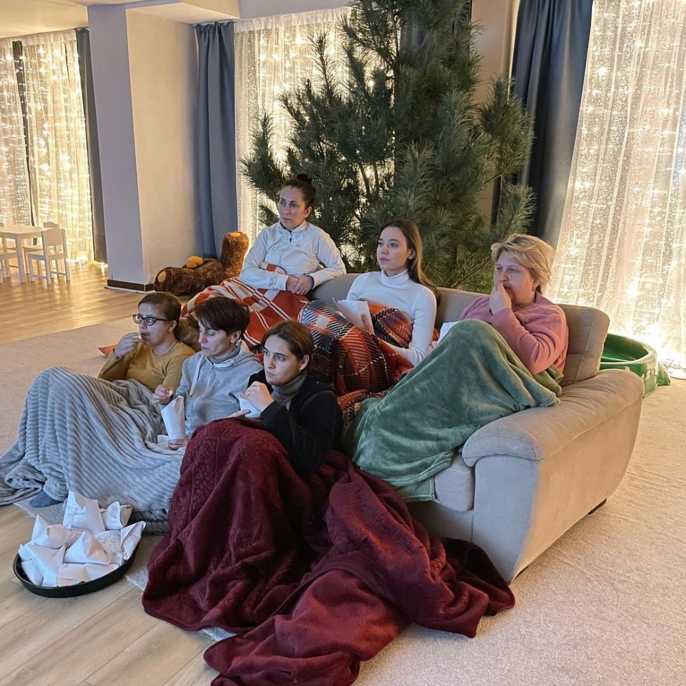 夫妻砸重金聘請多達16位保母來照顧小朋友，保姆平日會輪流上班。