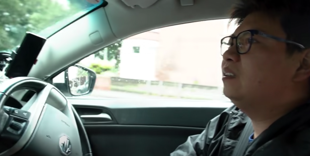 一家人當初在未能獲批BNO簽證的情況下，以 「特許入境許可 Leave Outside The Rules」（LOTR）的方法移英。