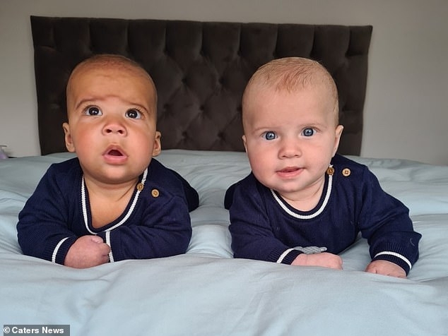 與媽媽比較相似的 Klay 擁有白皮膚、藍色眼睛及一頭金色攣髮。