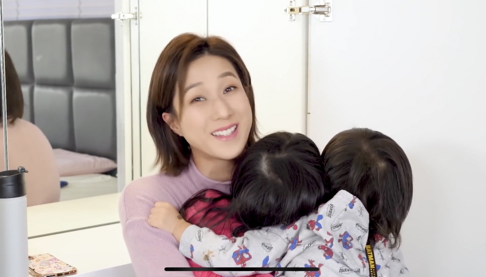 鍾嘉欣拍片分享在家誕細仔的經歷。