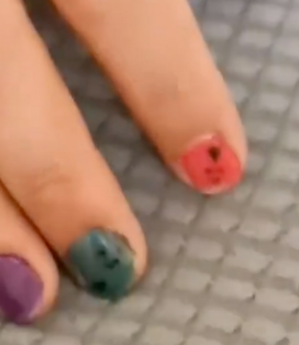 甚至連指甲也塗起來。