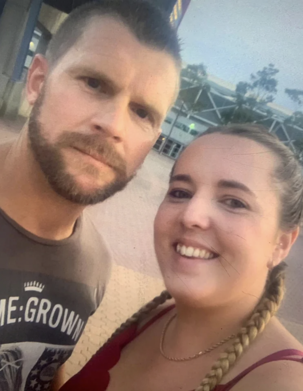 她大叫丈夫幫忙,丈夫進浴室後震驚地發現她的妻子滿身是血,而且抱住了一個初生寶寶。