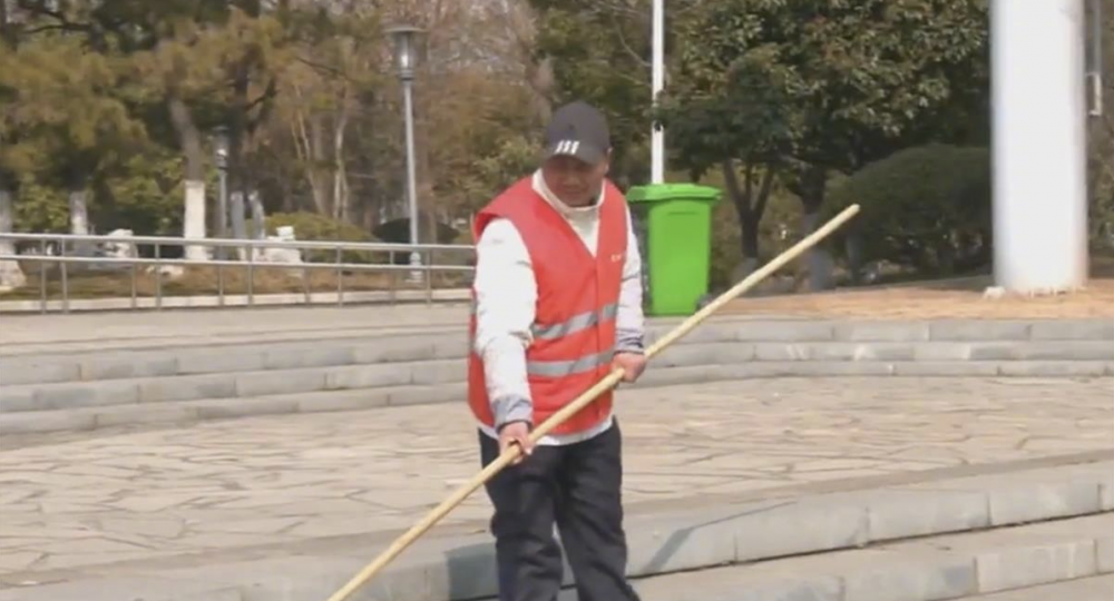 後來身體轉差只好在日間改做清潔工。