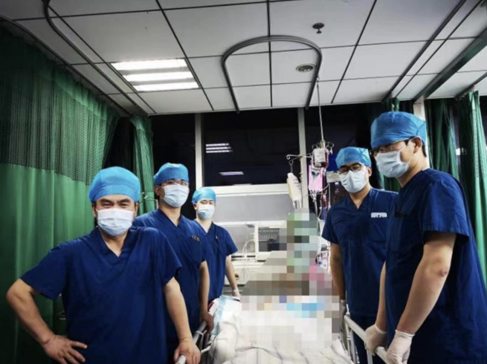器官捐獻協調員聯絡了擅長重症救治的武漢大學人民醫院重症醫學科主任，最終決定為女生進行「血漿置換」手術。