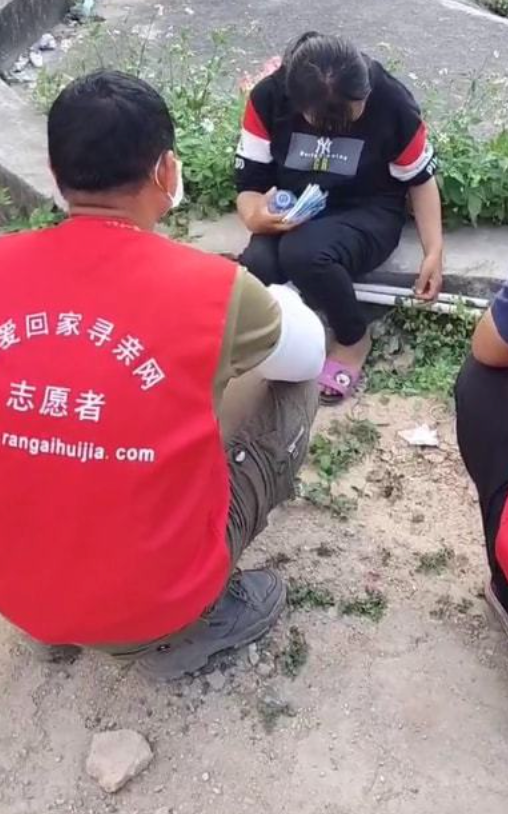 女子來自湖北一個農村,四年前年僅27歲的她獲父母安排跟鄰村一名男子訂婚。