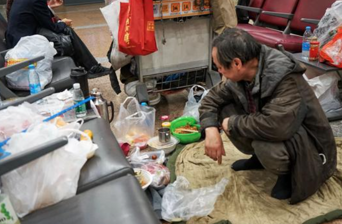 來自北京的54歲人夫魏建國,曾經有一段時間因失業及飲酒等問題而跟妻子天天吵架。